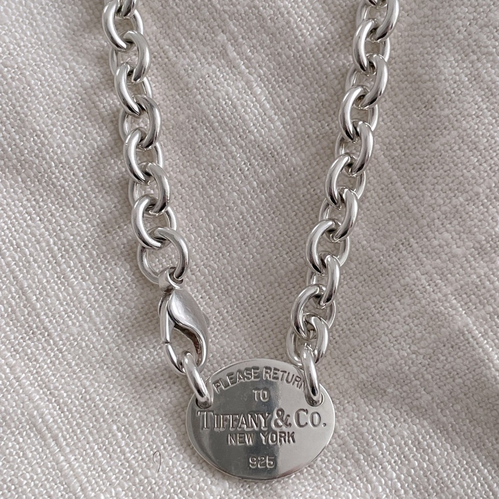 Return to Tiffany collection. A Beautiful oval design.